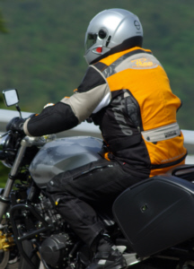 Motorradbekleidung in auffälliger Farbe mit eingearbeiteten Reflektoren