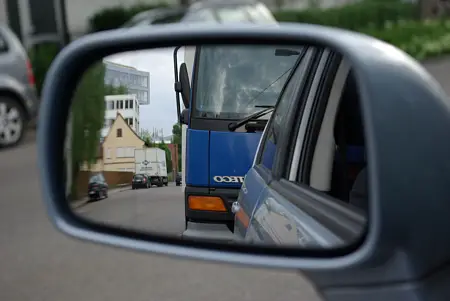 Der Lkw verdeckt die Sicht nach hinten - Linker Außenspiegel